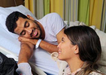 المدونة خديجة الصديقي تذرف الدموع بسبب زوجها..تفاصيل