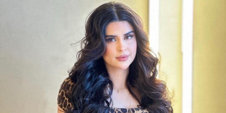 سلمى رشيد تستعرض هدايا زوجها لها بمناسبة عملها الفني الجديد ( صورة)