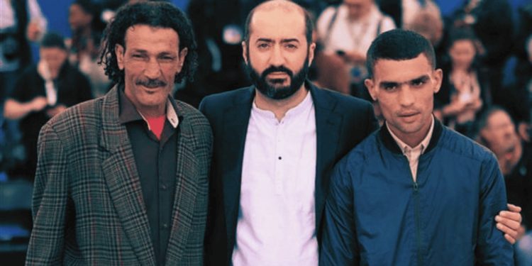 كمال الأزرق يحصد”جائزة السوسنة السوداء” عن فيلم “كلاب الصيد”
