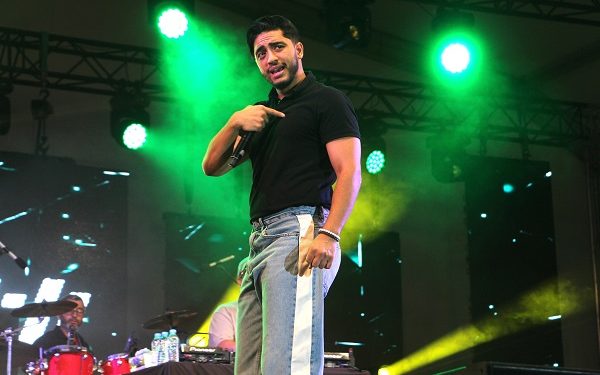 مهرجان الشواطئ.. الفنان الشاب مهدي فاضيلي يلهب حماس جمهور الناظور