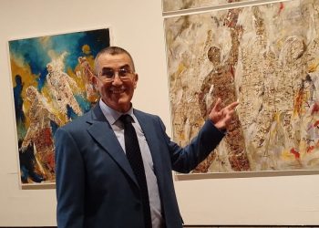الفنان التشكيلي محمد مكوار خلال افتتاح معرضه “الطريق” …عنوان المعرض هو في العمق طريق إلى الله سبحانه وتعالى وهو المستقيم