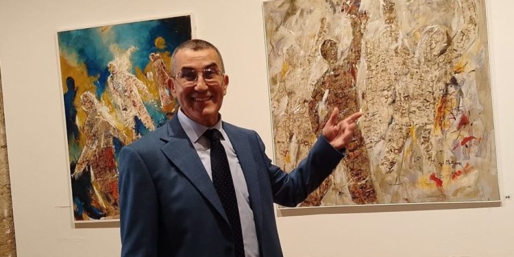 الفنان التشكيلي محمد مكوار خلال افتتاح معرضه “الطريق” …عنوان المعرض هو في العمق طريق إلى الله سبحانه وتعالى وهو المستقيم