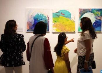 معرض “عالمي المدهش”غوص في عالم الفنانة ملاك العراقي