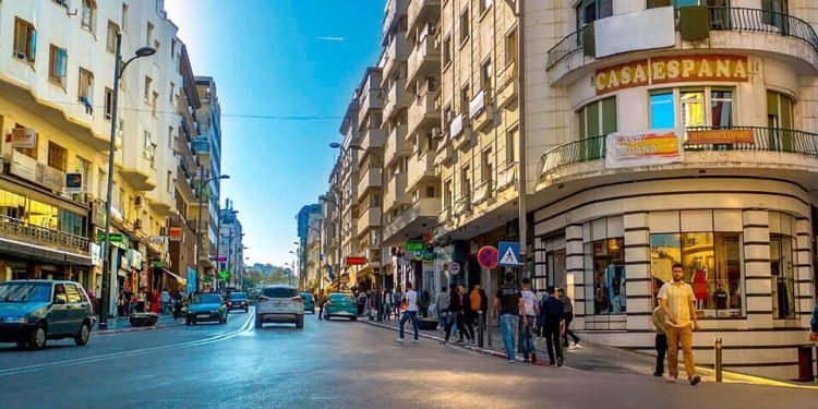 الفنان التشكيلي مالك توفيق في معرض”دواخل” بطنجة.. ” الغاية من هذا الموعد الفني هي جعل الفن التشكيلي وسيلة للتعبير عن التحديات التي يواجهها الشباب”