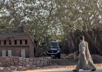 رغبة منهما في التبرك به.. سيدتان تدفنان دجالا في غرفة نومه