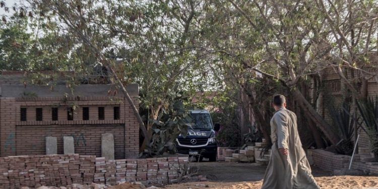 رغبة منهما في التبرك به.. سيدتان تدفنان دجالا في غرفة نومه