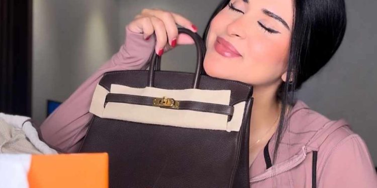بالفيديو..سلمى رشيد تهدي نفسها شنطة أحلامها