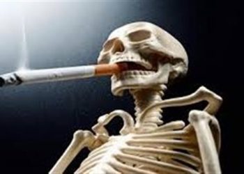 حتى بعد الموت… آثار السجائر تبقى في عظام المدخنين لقرون