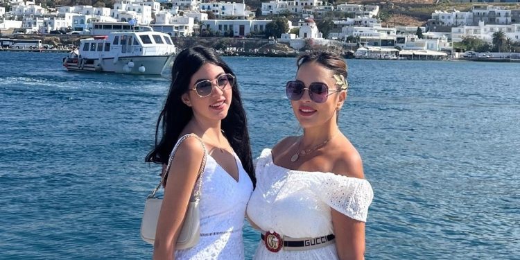 فاطمة الزهراء لعروسي تعايد ابنتها بهذه المناسبة ( صورة)