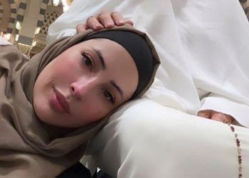 بالصور..ابتسام لعروسي تؤدي مناسك العمرة
