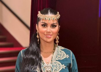 “وفاء الدهري” تتميز في الحفل الدولي لعالم المؤثرين في باريس بارتدائها القفطان المغربي الأصيل