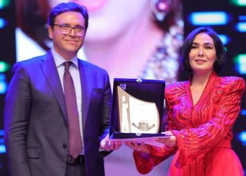 بإطلالة حمراء٠٠سعاد خيي تكرم بالإسكندرية (صور)