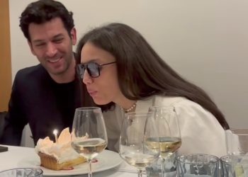 بكل بساطة وعفوية.. مراد يلدريم يحتفل بعيد ميلاد زوجته (فيديو)