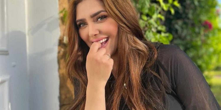 بعدما تبرأت من عائلتها..نرجس الحلاق تطل من جديد: “أنا وبناتي بخير”