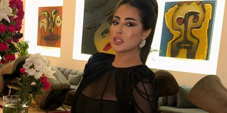 سكينة كلامور تذرف الدموع: ” بنتي مبغاتش دخل للمغرب”
