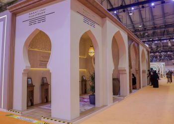 زوار معرض الشارقة يتعرفون على الإرث التاريخي لجامعة القرويين