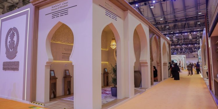 زوار معرض الشارقة يتعرفون على الإرث التاريخي لجامعة القرويين