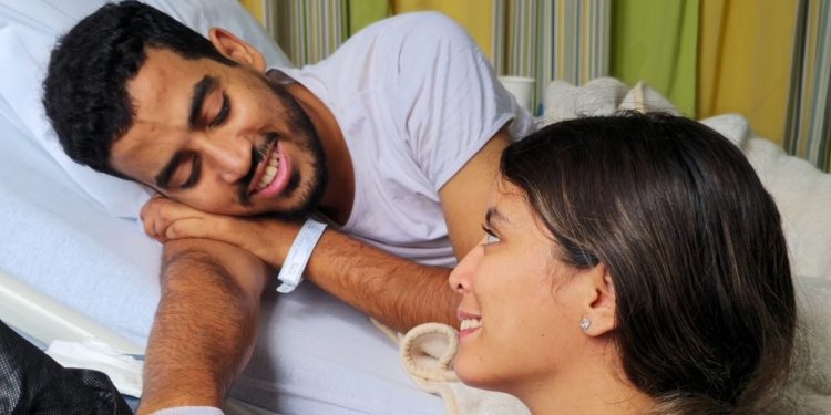 بتأثر كبير..خديجة تشارك معاناة زوجها مع مرض السرطان