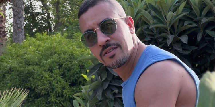 الكوميدي يسار لمغاري: “هاد السبيكطاكل عمرني نساه”
