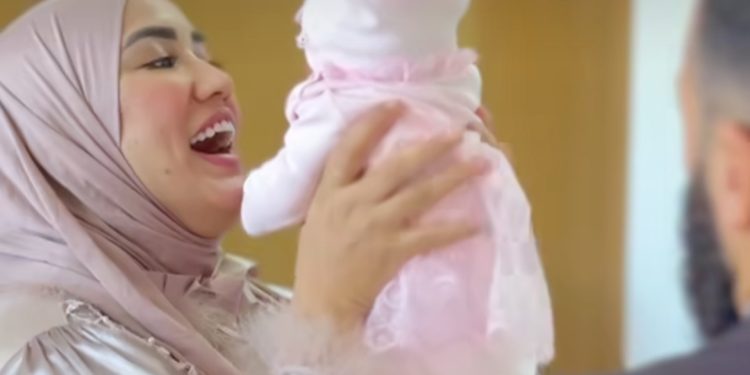 سارة أبو جاد تطلق على مولودتها إسم “شام”
