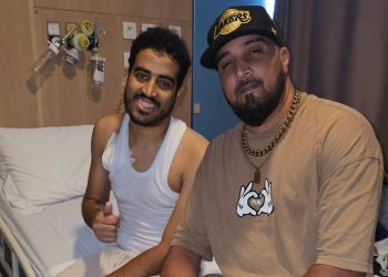 في خطوة غير مسبوقة..الفنان “سبعتون” يزور هشام مريض السرطان في المستشفى (صورة)