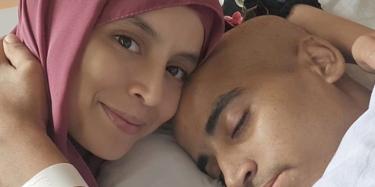 بسبب مساندتها له خلال أزمته المرضية..هشام مريض السرطان يوجه رسالة خاصة إلى زوجته