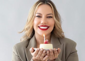 حسناء مومني تحذف أحزانها وهفواتها الماضية..وتحتفل بعيد ميلادها 34..(صور)