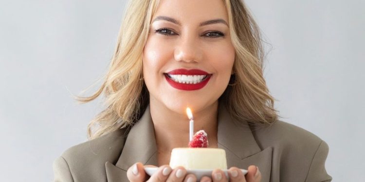حسناء مومني تحذف أحزانها وهفواتها الماضية..وتحتفل بعيد ميلادها 34..(صور)