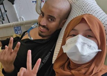 خديجة تقلق متابعيها بخصوص الحالة الصحية لزوجها: “الأطباء هزو يديهم من هشام”