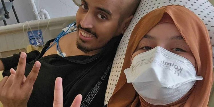 خديجة تقلق متابعيها بخصوص الحالة الصحية لزوجها: “الأطباء هزو يديهم من هشام”