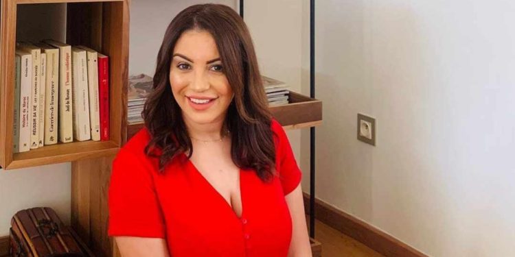 شهرزاد عكرود تفاجئ متابعيها: “الحياة كتبغي القبيح”