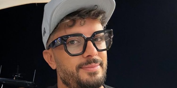 حاتم عمور غاضب بسبب الإقصاء من نيل الجوائز: “عشرين سنة من العطاء وأفتخر أنني لم أفز بأي جائزة”