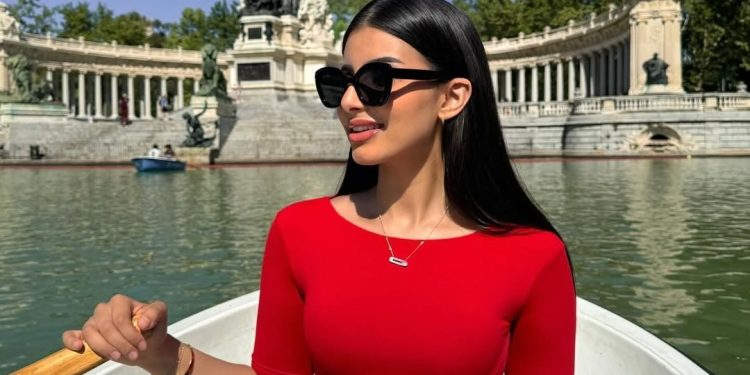 رباب كويد ترد على منتقديها: “أنا عاجبني راسي ضعيفة”