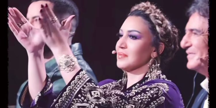أسماء لمنور تشوف جمهورها إلى إطلالتها في نهائي “ستار لايت: “وجدت ليكم قفطان مغربي ديال لفريع”