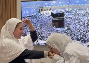 ندى حاسي تفاجئ والدتها بعمرة..فيديو