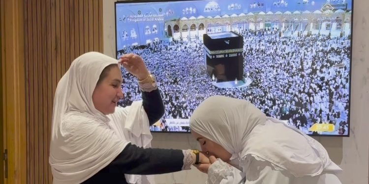 ندى حاسي تفاجئ والدتها بعمرة..فيديو