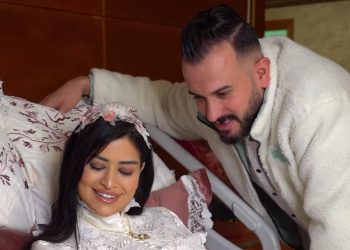 بعد الولادة ..زوج الديجي مها يهديها الذهب (فيديو)