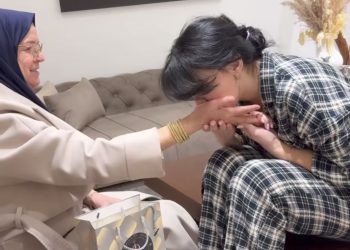 أسماء بيوتي تهدي والداتها الذهب..فيديو