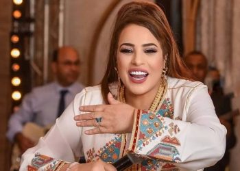 بدون ميكرو أو مؤثرات صوتية..نجاة عتابو تغني “صبارة” (فيديو)