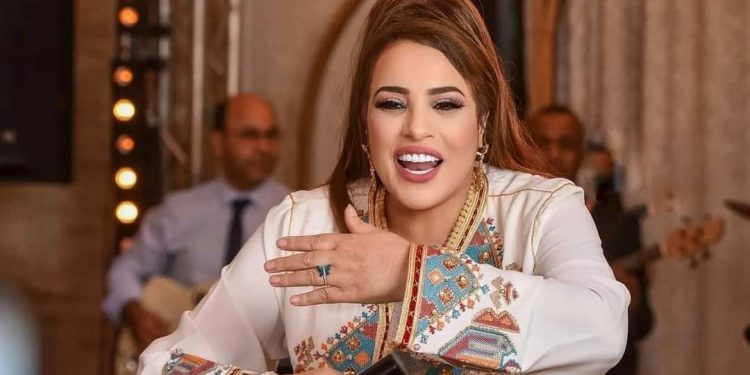 بدون ميكرو أو مؤثرات صوتية..نجاة عتابو تغني “صبارة” (فيديو)