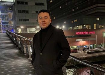 بمناسبة عيد الحب٠٠زكرياء الغافولي يضرب موعدا إلى جمهوره ببرشلونة