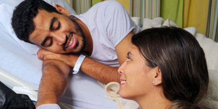 خديجة بعد وفاة زوجها بسبب مرض السرطان: “لو رأيتم كيف كان حنونا على قلبي لفهمتم لما لا أستطيع نسيانه”