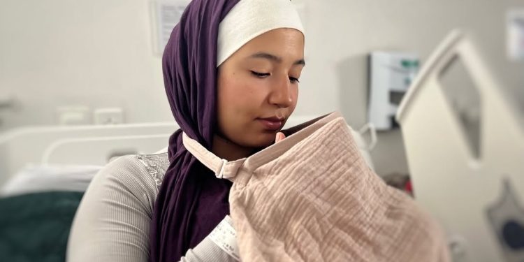 أميمة عبيد “سلامي ليك”..تضع مولودتها  “ياسمين”(صور)