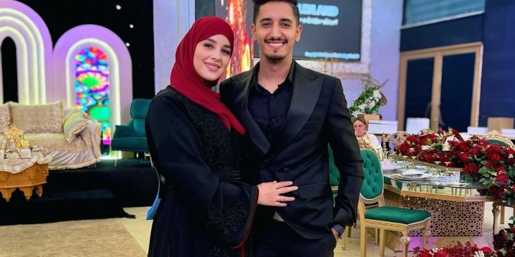 شكور فاميلي يهدي زوجته الذهب (فيديو)
