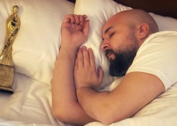 الدوزي يتوج بجائزة “أفضل فنان مغربي” في العراق (صور)