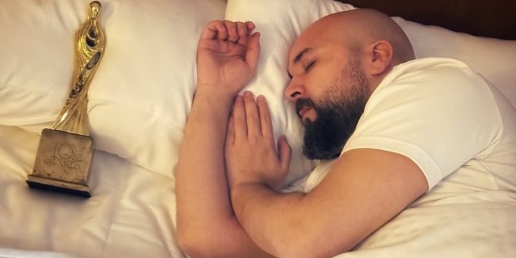 الدوزي يتوج بجائزة “أفضل فنان مغربي” في العراق (صور)