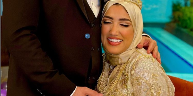 سارة أبو جاد ممتنة إلى زوجها بسبب مرافقته لإبنها قصي: “كيعلم ولدي الرجولة”