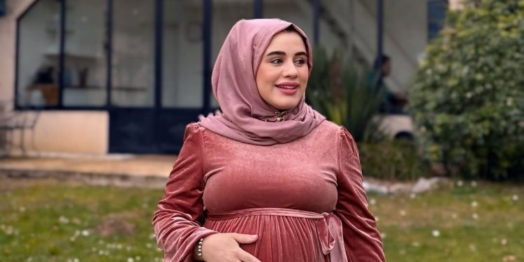 بطريقة خاصة..نسيبة السطى تكشف عن جنس جنينها (فيديو)