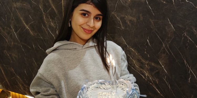 كوثر بامو تحتفل بعيد ميلادها 28