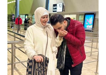 بسبب ذهابها إلى العمرة..عثمان بلبل يطلب الدعاء إلى والدته